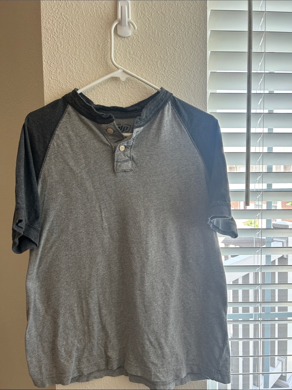 Vintage Men's Gray Raglan Henley Short Sleeve Shirt